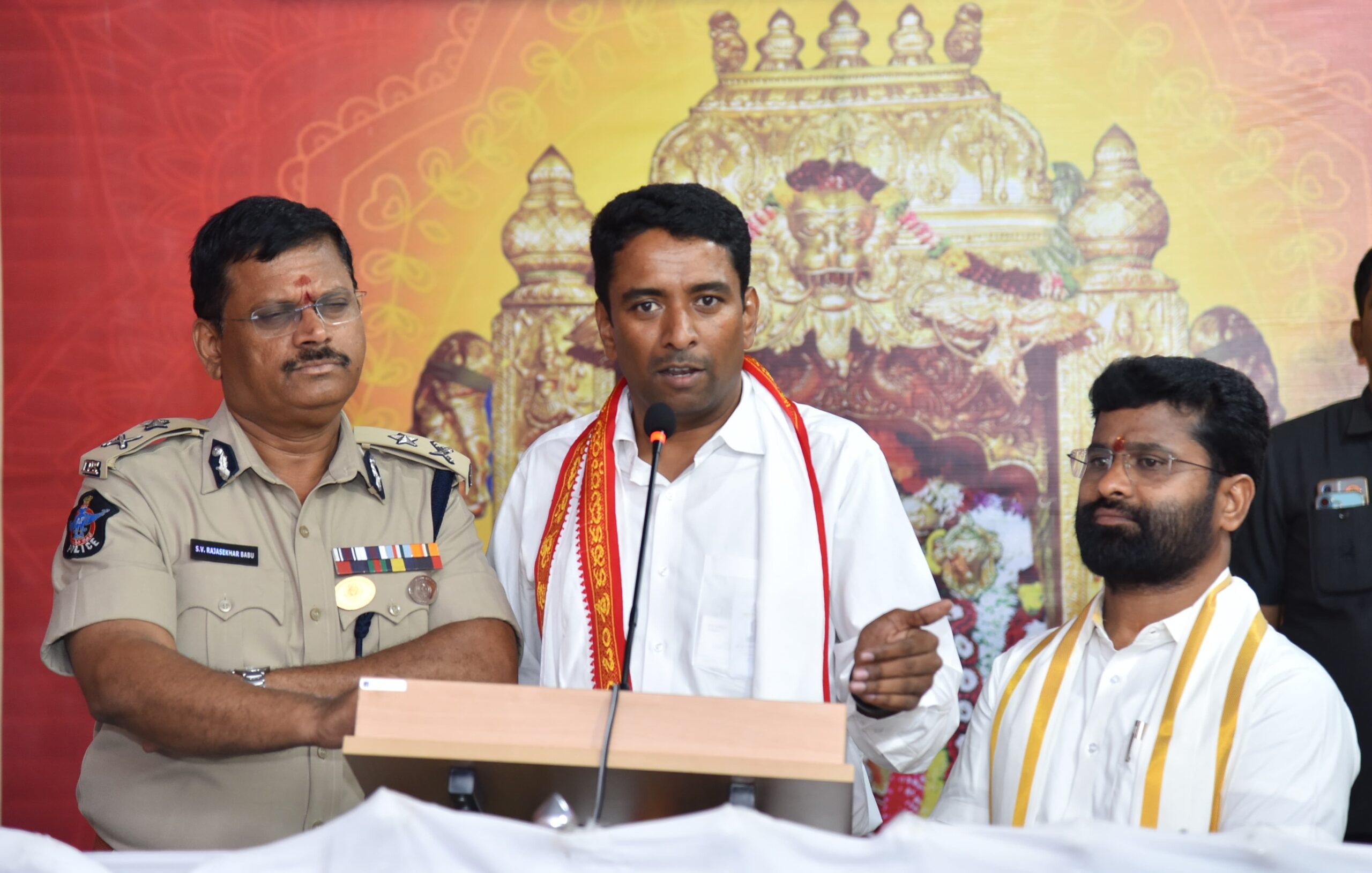 ప్రత్యేక బలగాలు సోమవారం అమ్మవారికి పట్టు వస్త్రాలు సమర్పించనున్న రాష్ట్ర ముఖ్యమంత్రి చంద్రబాబు జిల్లా కలెక్టర్ లక్ష్మీశ,