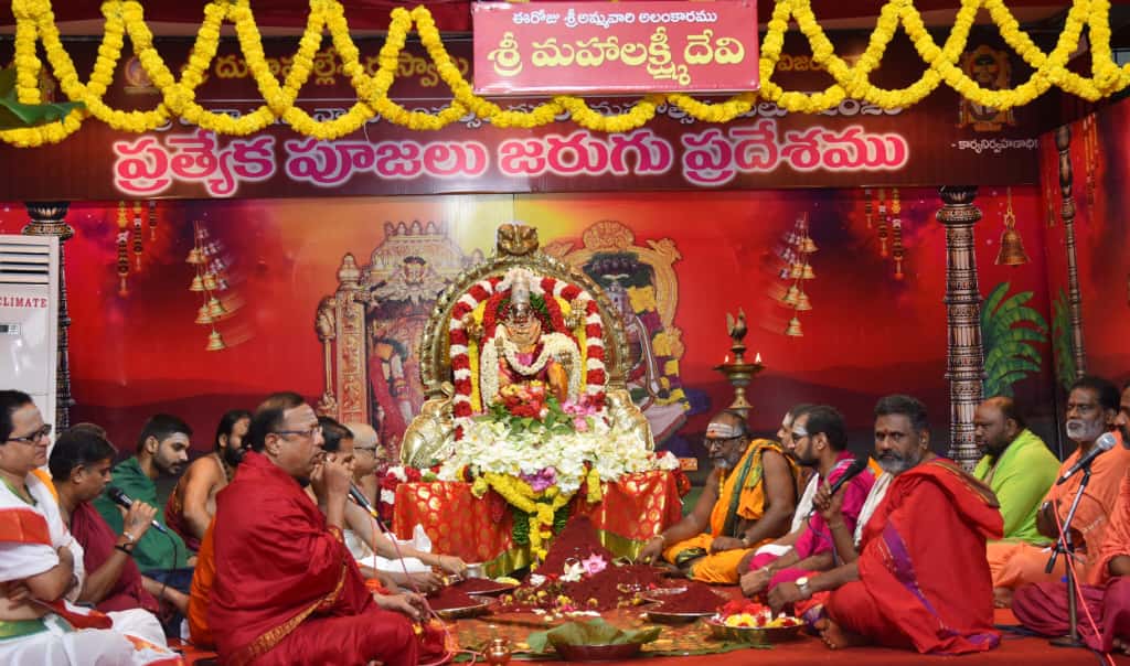 దసరా శరన్నవరాత్రులు ఐదో రోజు శ్రీ మహాలక్ష్మి దేవి అలంకృత దుర్గమ్మ వారిని పెద్దఎత్తున భక్తులు దర్శనం చేసుకుంటున్నారు