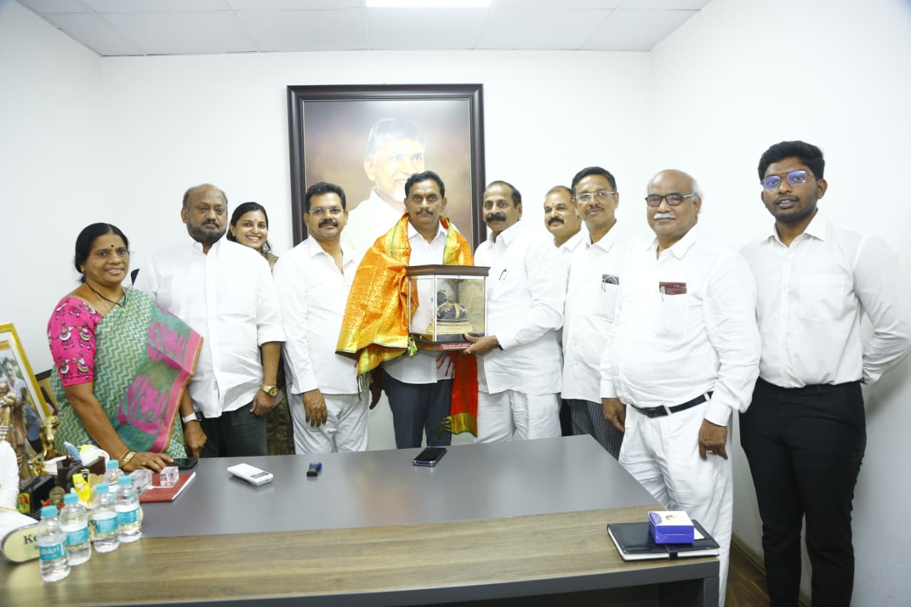 ఎంపీ కేశినేని శివ‌నాథ్ ను ఘ‌నంగా స‌న్మానించిన బెజ‌వాడ బార్ అసోసియేష‌న్ న్యాయ‌వాదులు