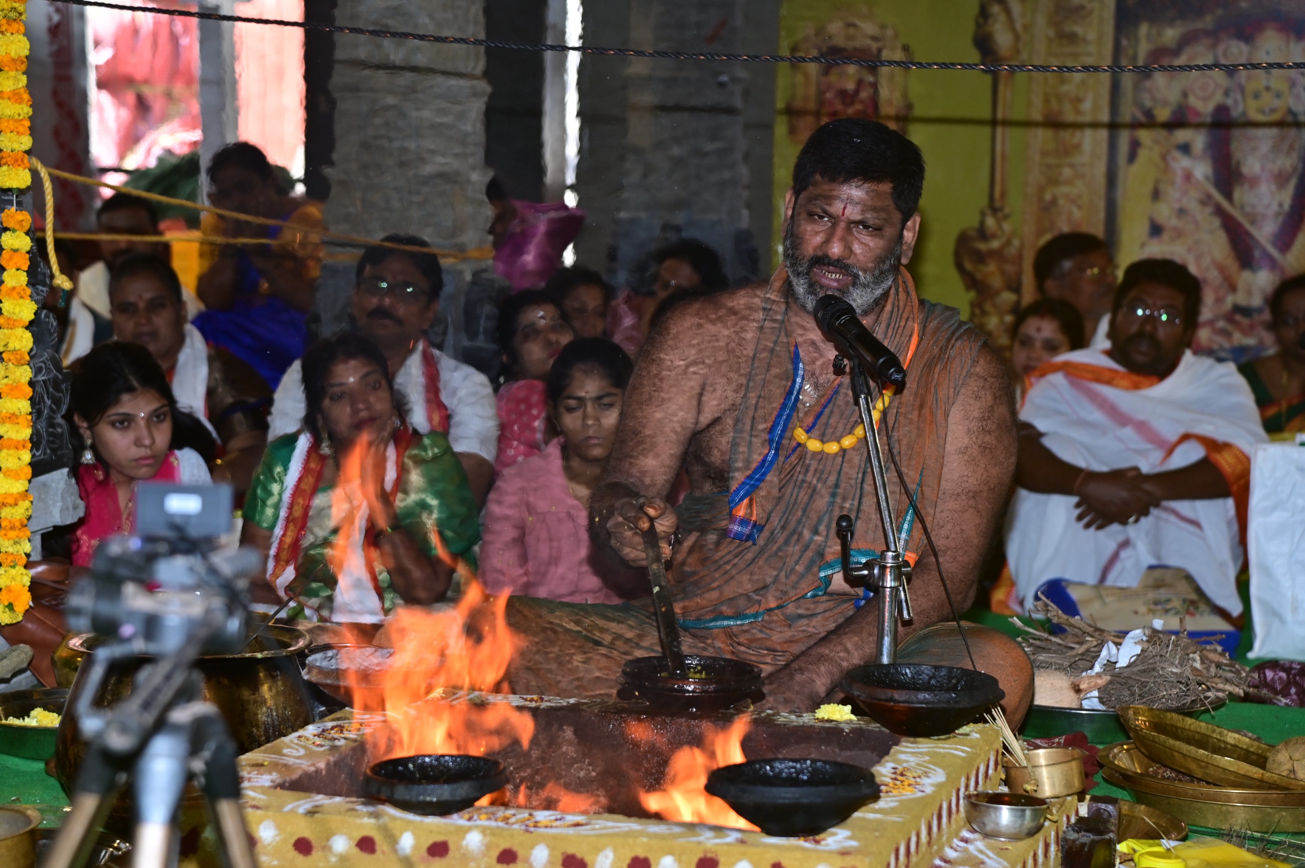 ఇంద్రకీలాద్రిపై భక్తులకు అందుబాటులోకి నూతన యాగాశాల : దాత సహకారంతో అద్భుత నిర్మాణం : ఆలయ ఛైర్మన్ మరియు కార్యనిర్వహణాధికారి మరియు పాలకమండలి సభ్యులు వారి కృషితో దాత సహకారముతో భక్తులకు అందుబాటులోనికి రావడం జరిగినది.