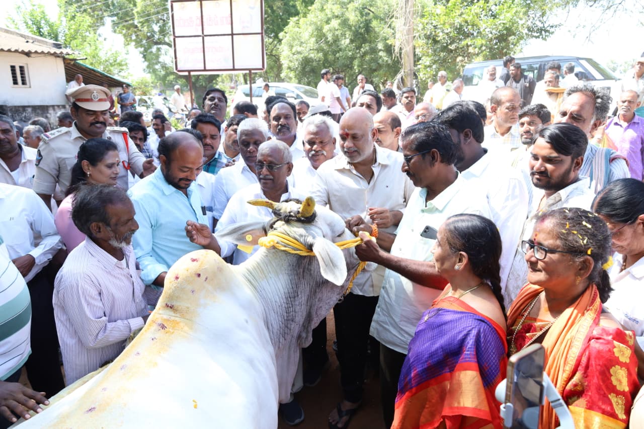వైద్యుల సూచనలతో పశుపోషణ లాభదాయకం : యార్లగడ్డ