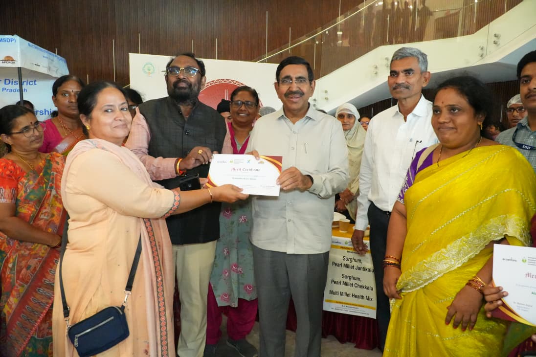 రాజధాని మహిళలు ఏర్పాటు చేసిన స్టాల్ ను పరిశీలించిన మంత్రి నారాయణ.