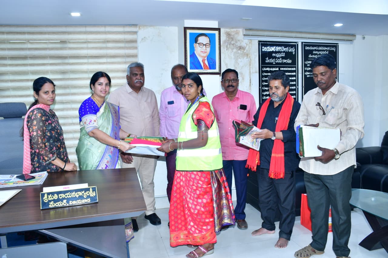 నగర పరిశుభ్రతకు పారిశుధ్య కార్మికులు వెన్నుముక లాంటి వారు