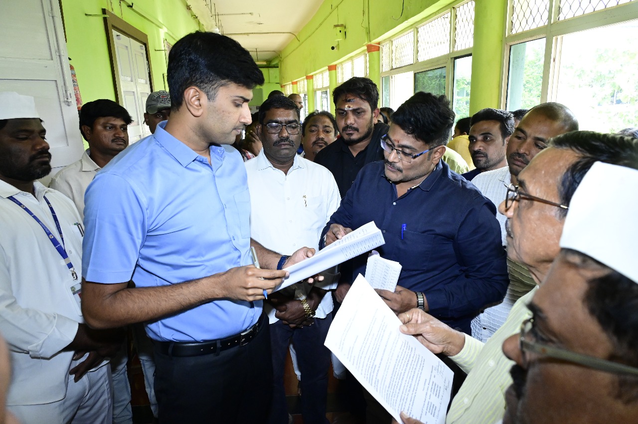 కమీషనర్ ని కలిసిన నగర పాలక సంస్థ CPS ఉద్యోగులు