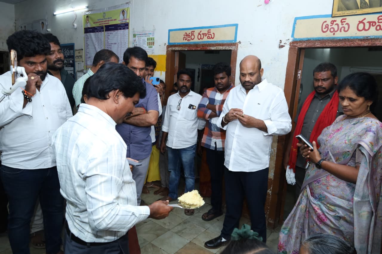 బాలికల వసతి గృహాలను ఆకస్మిక తనిఖీ చేసిన యార్లగడ్డ