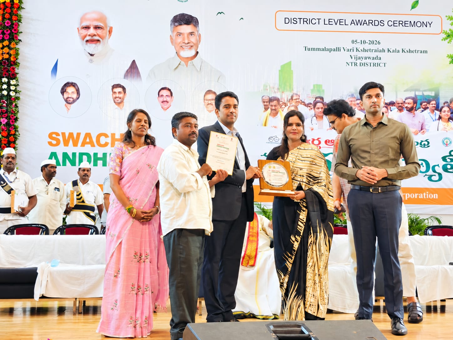 స్వచ్ఛాంధ్ర అవార్డు అందుకున్న జెడ్పీ CEO డా. జె. అరుణ/NTR జిల్లలో స్వచ్చ రధం అవార్డులు పంట/ఉమ్మడి జిల్లాలోని స్వచ్చ రధంనకు రాష్ట్ర మరియు జిల్లా అవార్డులు