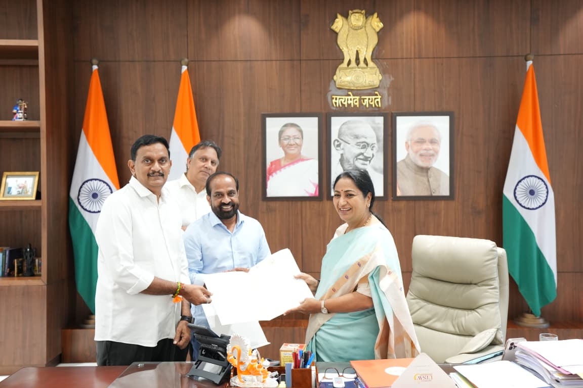 ఢిల్లీ ముఖ్యమంత్రి రేఖా గుప్తాకు విజయవాడ దసరా ఉత్సవాలకు ఆహ్వానం
