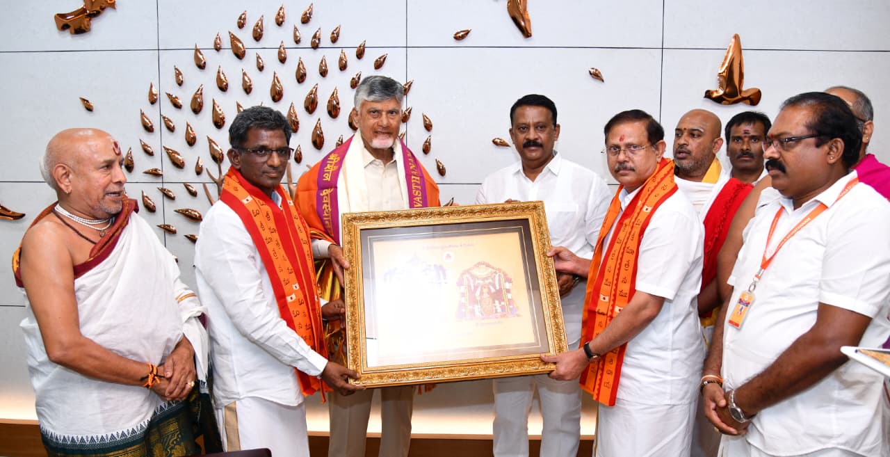 శ్రీశైలంలో దేవీ శరన్నవరాత్రి మహోత్సవాలకు సీఎం చంద్రబాబుకు ఆహ్వానం