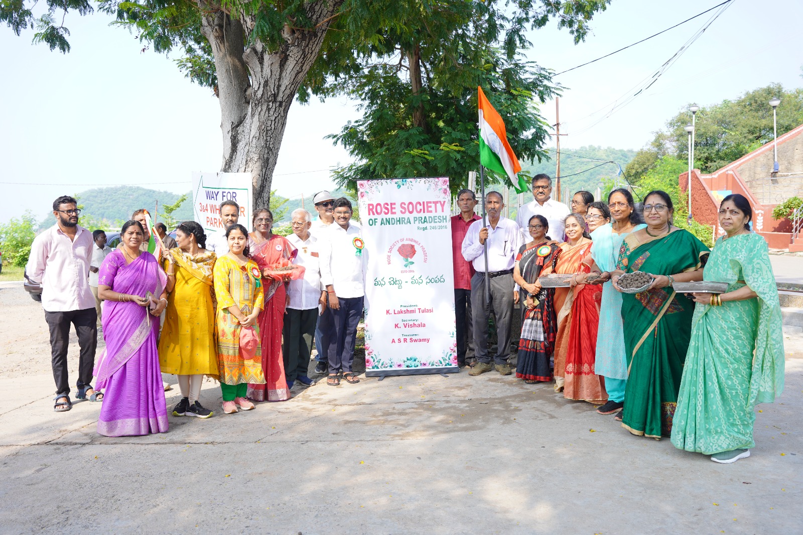 పర్యావరణ పరిరక్షణకు ప్రతి ఒక్కరూ కృషి చేయాలి.