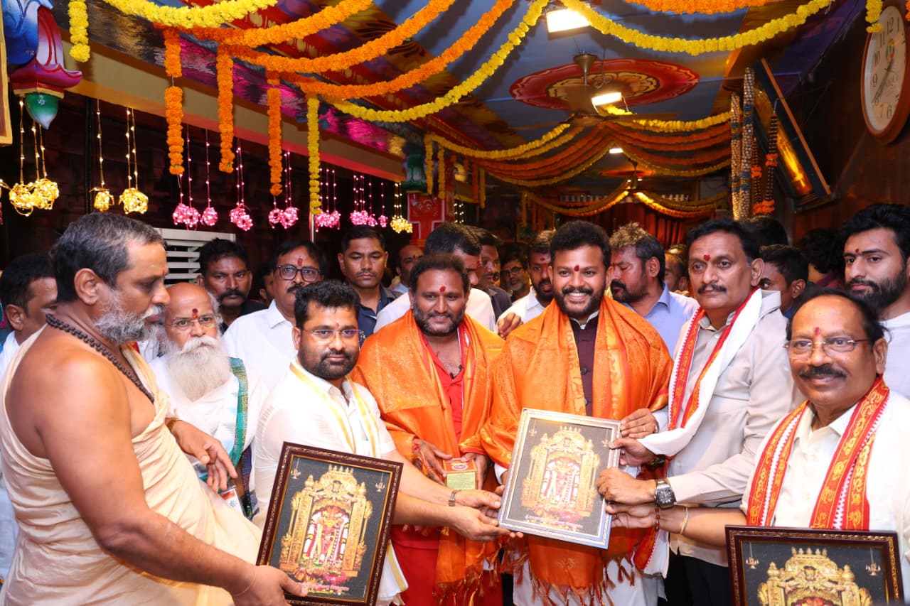 జగన్మాత కనకదుర్గమ్మను దర్శించుకున్న కేంద్ర మంత్రి కింజరాపు రామ్మోహన్ నాయుడు