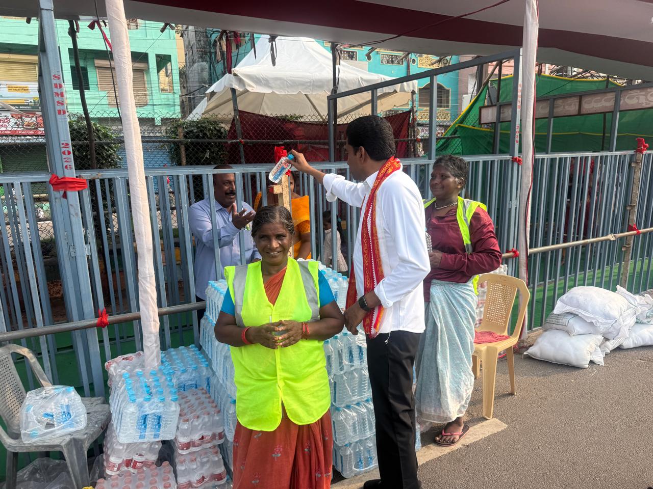ఇంద్రకీలాద్రిపై శరన్నవరాత్రుల ఉత్సవాలకు వివిధ ప్రాంతాల నుంచి వచ్చే భక్తుల కోసం జిల్లా అధికార యంత్రాంగం