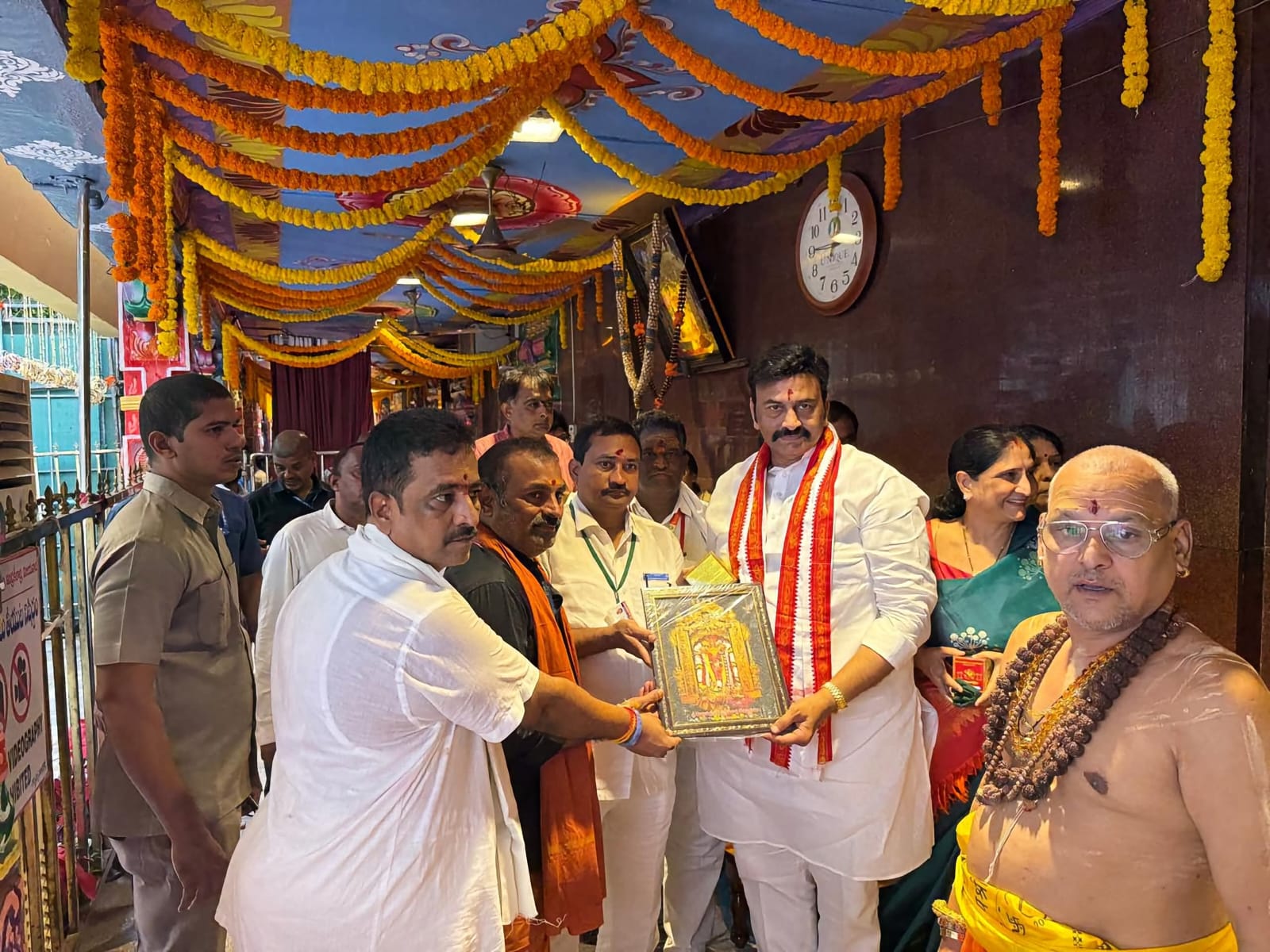 ఆంధ్రప్రదేశ్ ఉప సభాపతి కే. రఘు రామ కృష్ణంరాజు దసరా ఉత్సవాల సందర్బంగా ఈరోజు శ్రీ కనక దుర్గ అమ్మవారిని సతీ సమేతంగా దర్శించుకున్నారు.