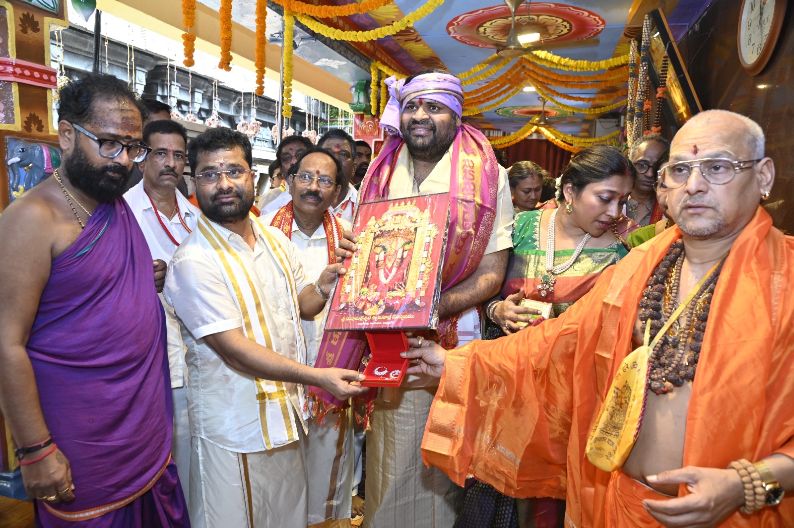 శ్రీ కనకదుర్గమ్మ అమ్మవారికి శ్రీకాళహస్తి దేవస్థానం తరఫున పట్టువస్త్రాల సమర్పణ.