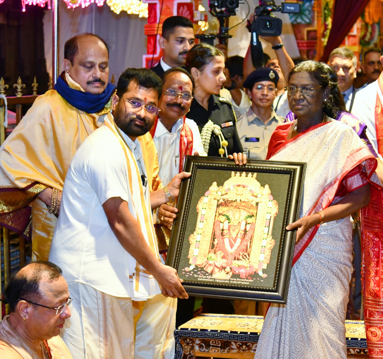 ఇంద్రకీలాద్రిపై శ్రీ దుర్గా మల్లేశ్వర స్వామివార్లను దర్శించుకున్న రాష్ట్రపతి ద్రౌపది ముర్ము