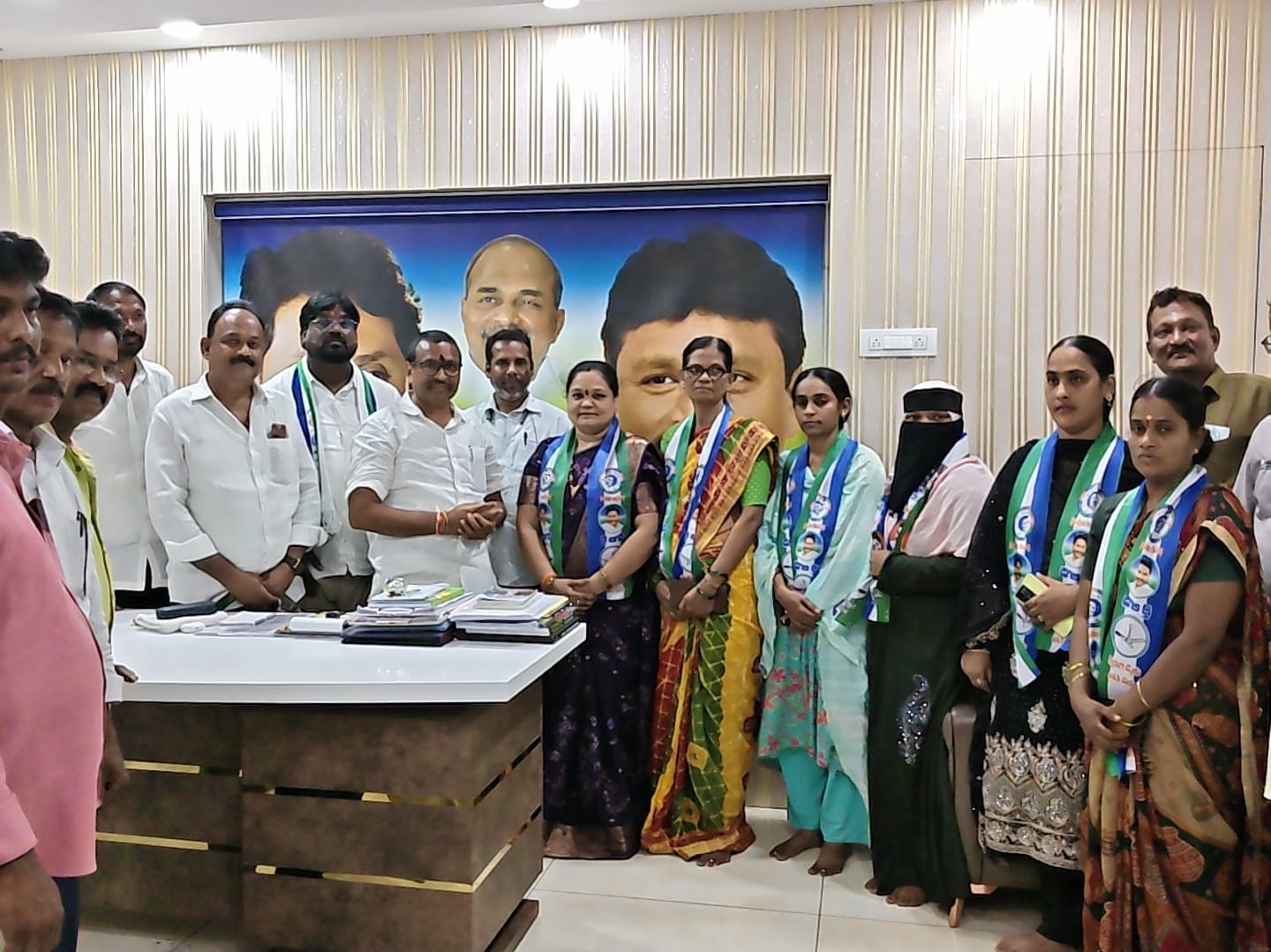 స్థానిక బ్రాహ్మణ వీధిలోని వైసిపి విజయవాడ పశ్చిమ కార్యాలయంలో శనివారం నాడు 55వ డివిజన్‌ భారతీయ జనతా పార్టీ, తెలుగు దేశం పార్టీకి చెందిన పలువురు మహిళ నాయకురాలు వైసిపి లో చేరారు. మాజీ మంత్రి వెలంపల్లి శ్రీనివాసరావు సమక్షంలో మంతి వసుంధర, అస్మతున్నీసా, షేక్ ఫర్జానా, షేక్ ఖాజాబి, షేక్ ముంతాజ్, కె నలిని వైఎస్సార్‌సీపీ లో చేరారు . వారికి వెలంపల్లి శ్రీనివాసరావు పార్టీ కండువాలు కప్పి సాదరంగా ఆహ్వానించారు.