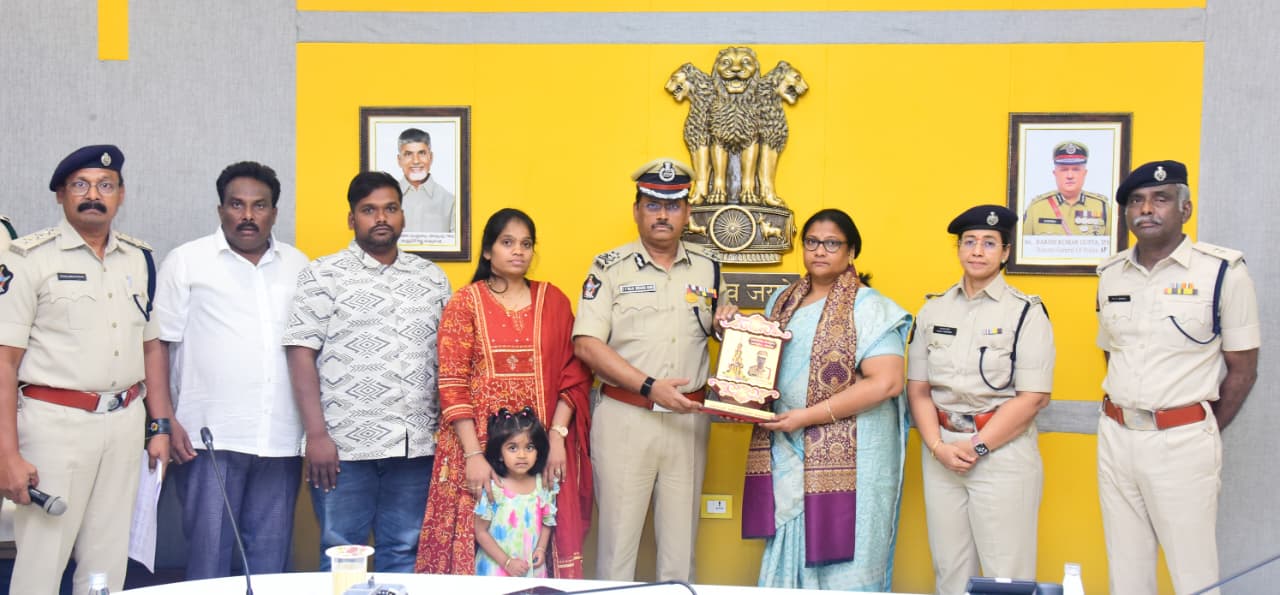 పోలీస్ అమరవీరుల సంస్కరణ వారోత్సవాలలో బాగంగా అమరుల కుటుంబాలతో సమీక్షా సమావేశం నిర్వహించిన నగర పోలీస్ కమీషనర్ ఎస్.వి.రాజ శేఖర బాబు ఐ.పి.ఎస్.