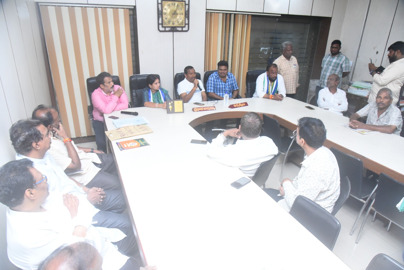 విజయవాడ వన్ టౌన్ పరిధిలోని కాళేశ్వరరావు మార్కెట్ ప్రాంగణంలోని వస్త్రాలత హోల్ సేల్ క్లాత్ మార్కెట్ నందు మాజీ మంత్రి