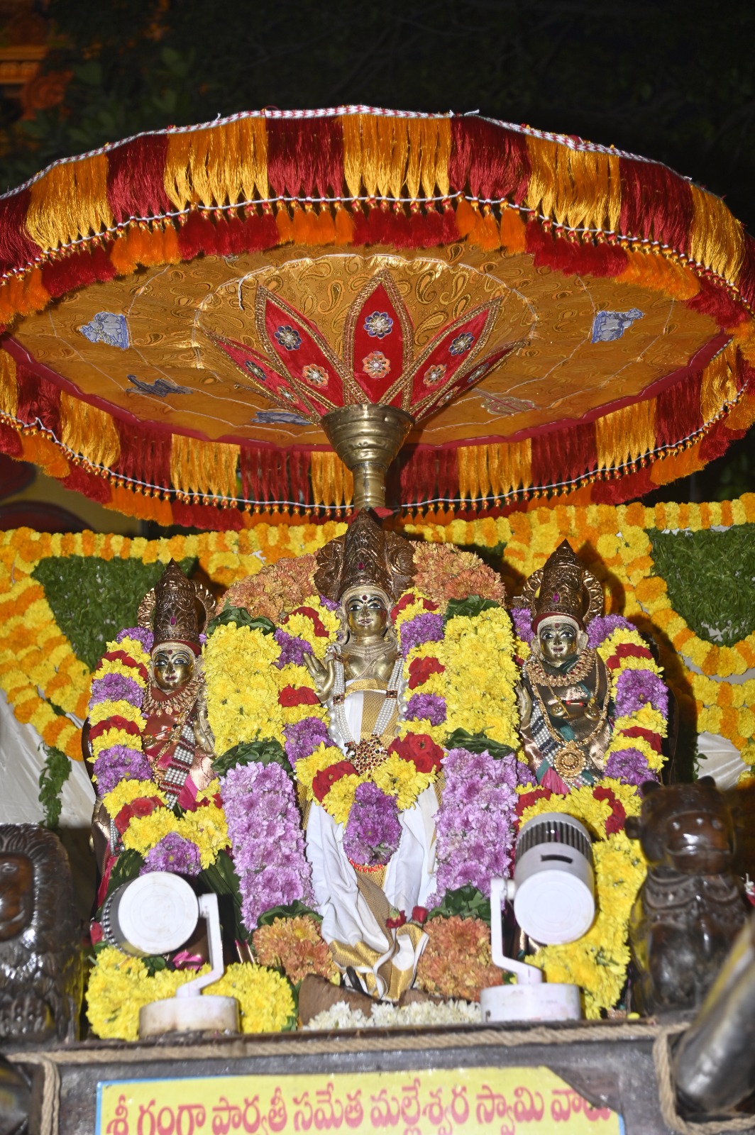 ఆశ్వయుజ పౌర్ణమి సందర్బంగా ఇంద్రకీలాద్రి గిరి ప్రదక్షిణ ఈరోజు ఉదయం ఘనంగా జరిగింది.